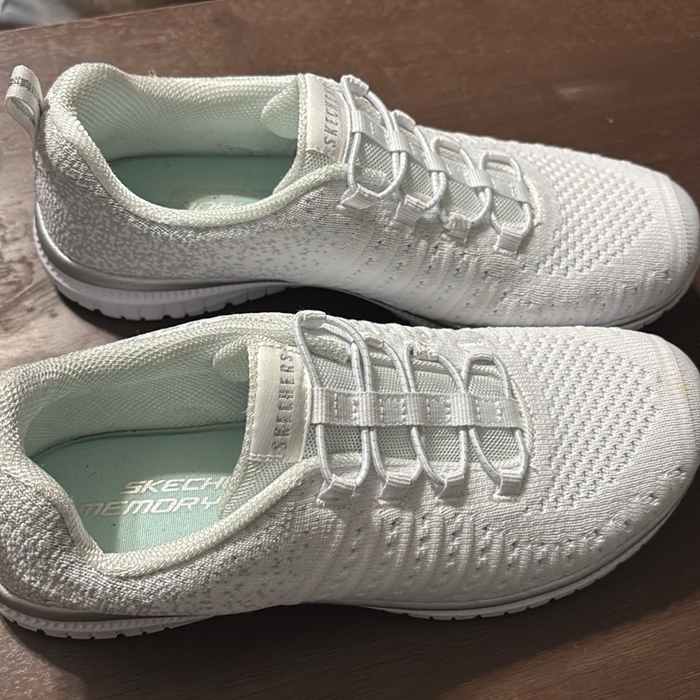 Sketchers Memory Foam Slip-On Sneakers Women’s Sz 7 white Like New